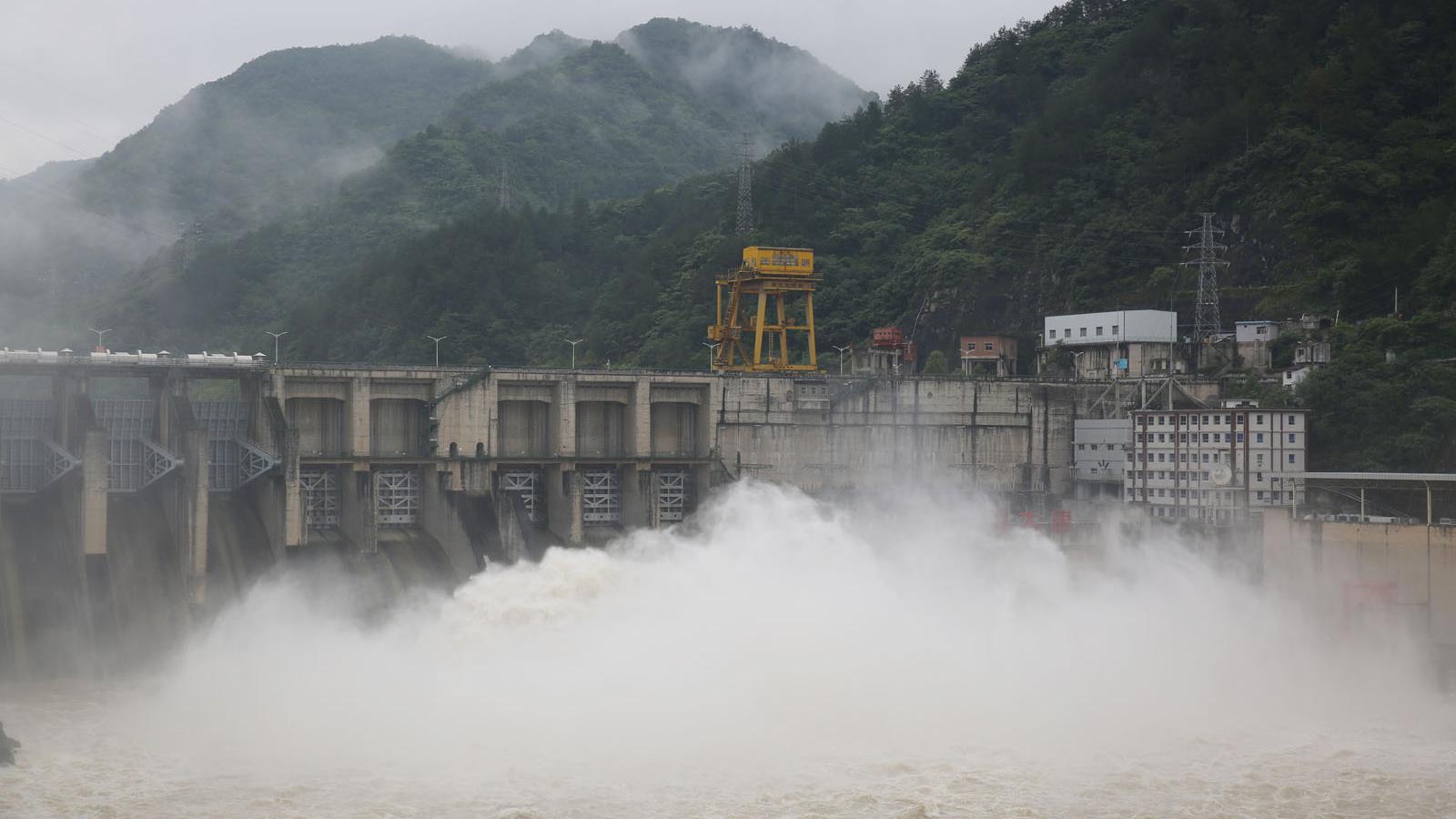 夏日多暴雨,汉江上的石泉水库开闸泄洪场面壮观