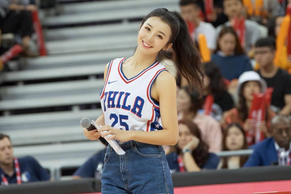 NBA最美中国女记者,她一笑全世界都成了背景!_新浪新闻