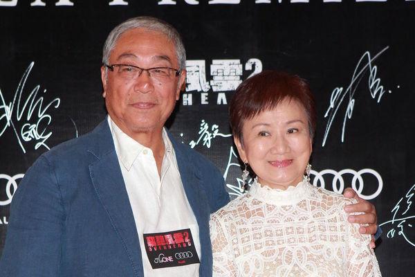 85岁曾江携焦姣与王馨平夫妇吃团圆饭,四人合照曾江夫妇爱意满满