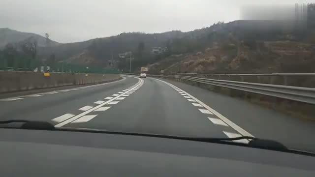 高速上的这种锯齿标线什么意思不知道的很危险