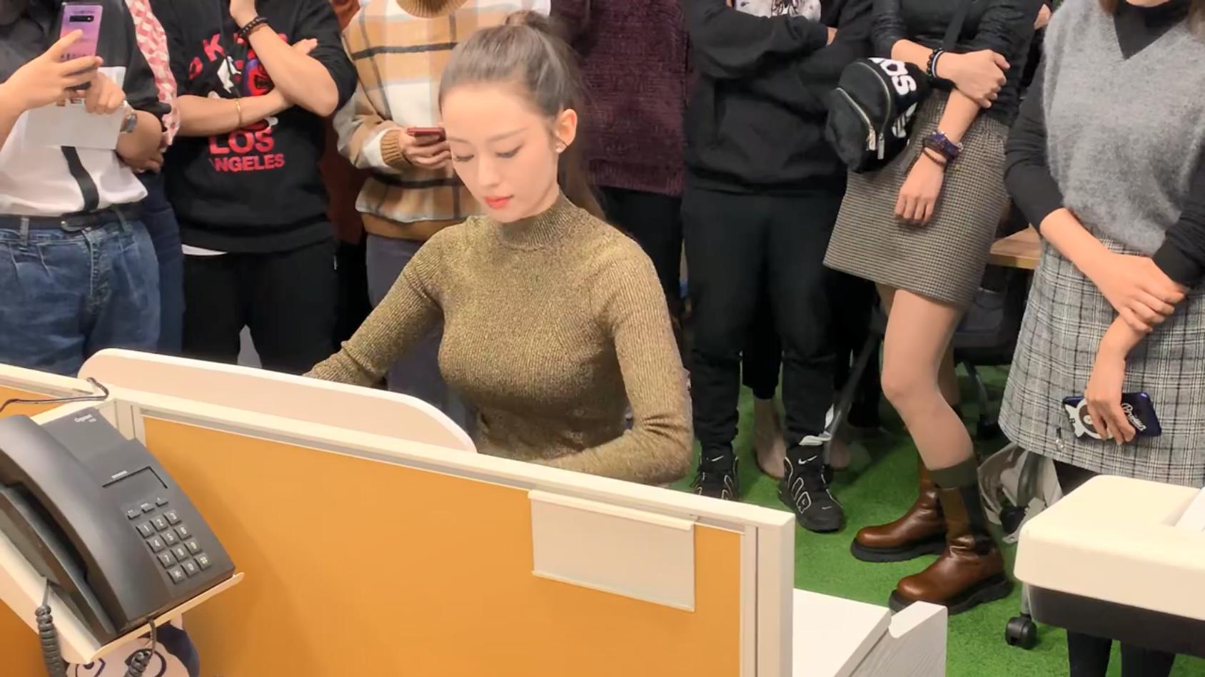 吉娜弹奏《彩云追月》,钢琴弹得好身材又好,郎朗真幸运!