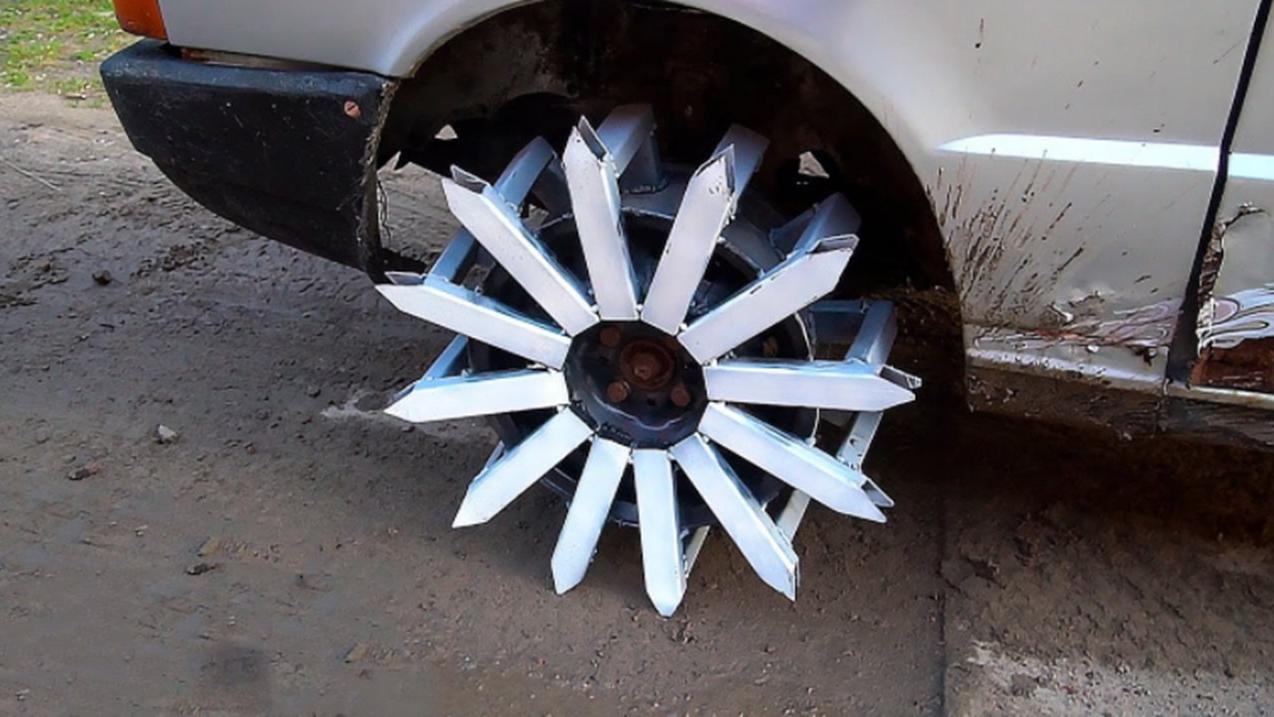 老外在汽车轮毂上焊接金属管削成尖刺汽车还能正常行驶吗