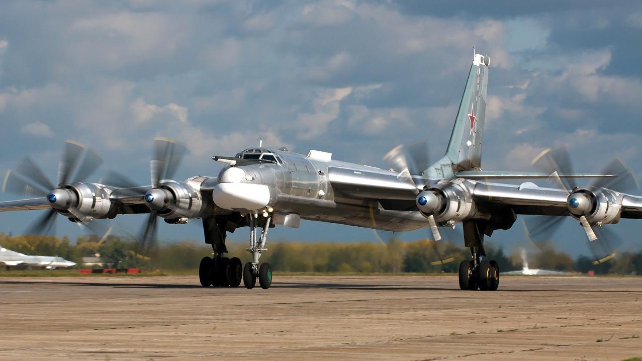 俄罗斯核轰炸机出击,强势警告莫轻举妄动