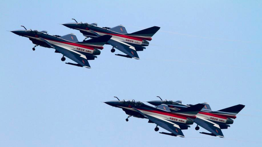 中国空军飞行表演队多架歼-10战斗机参与巴基斯坦国庆阅兵式