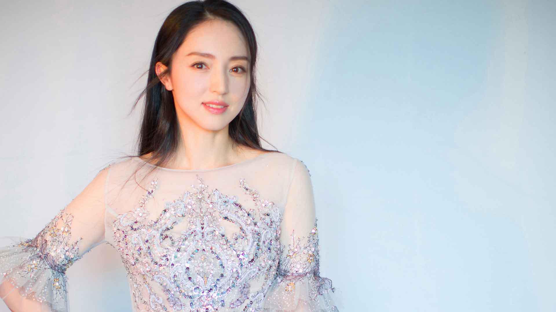 董璇带女儿拍摄写真,亲自为女儿示范动作,母女卖萌画面萌化人心