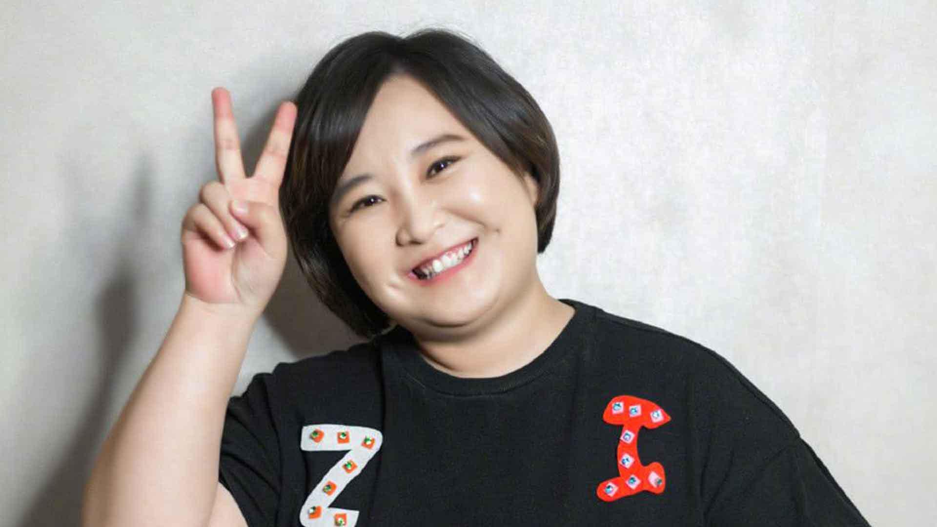 贾玲素颜现身机场,一身黑红穿搭亮眼,咧嘴大笑非常可爱!