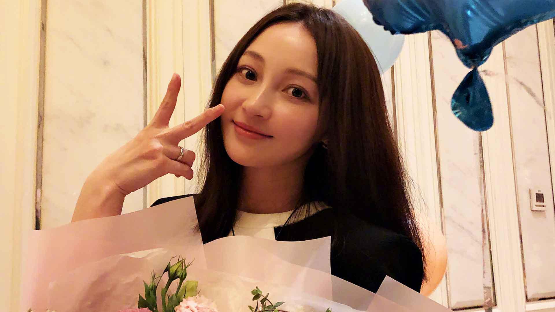 37岁姚笛深夜晒庆生照,怀抱大束鲜花甜笑,右手手指婚戒格外抢眼