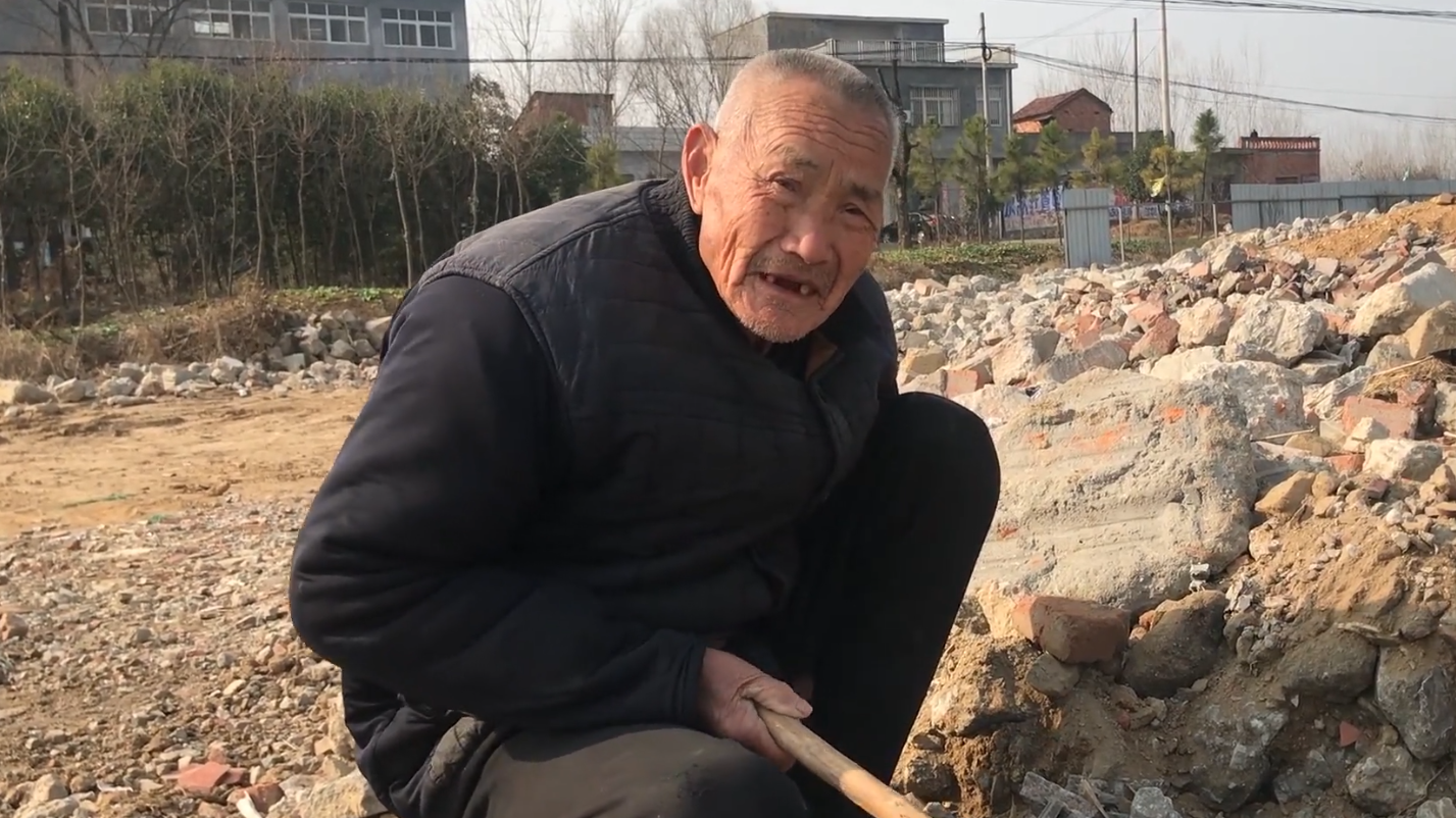 农村86岁老大爷,4个儿女为啥还要出来挣钱?听听大爷咋说的