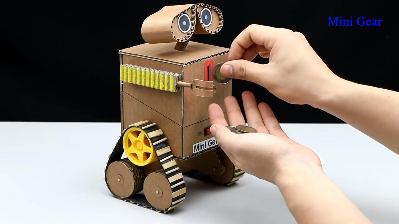 用纸板制作可以跑动的机器人瓦力动手能力真强