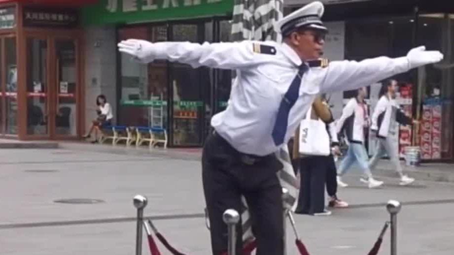 这个保安大叔太滑稽了,吹哨子的样子真可爱