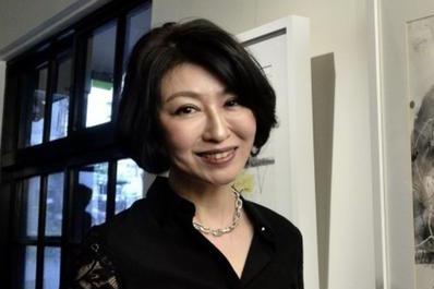 54岁歌手杨林退圈16年转行画家后罕见露脸,美人已迟暮气质仍出众|玻璃心|情人_新浪新闻
