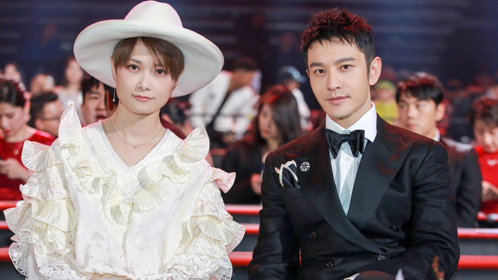 微博之夜:黄晓明和李宇春坐在台下热聊!