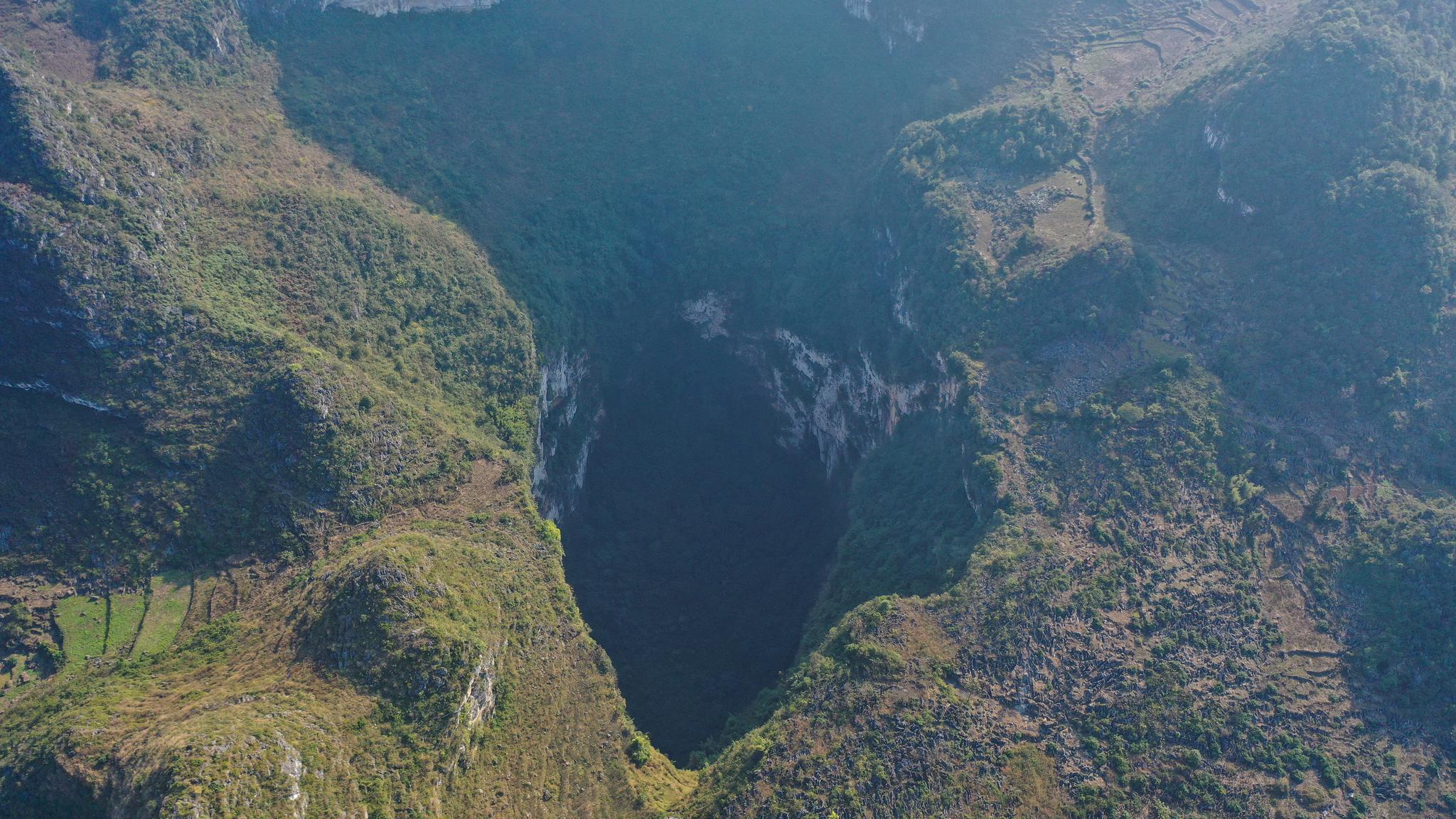 航拍喀斯特地貌天坑雄伟壮观,精美绝伦