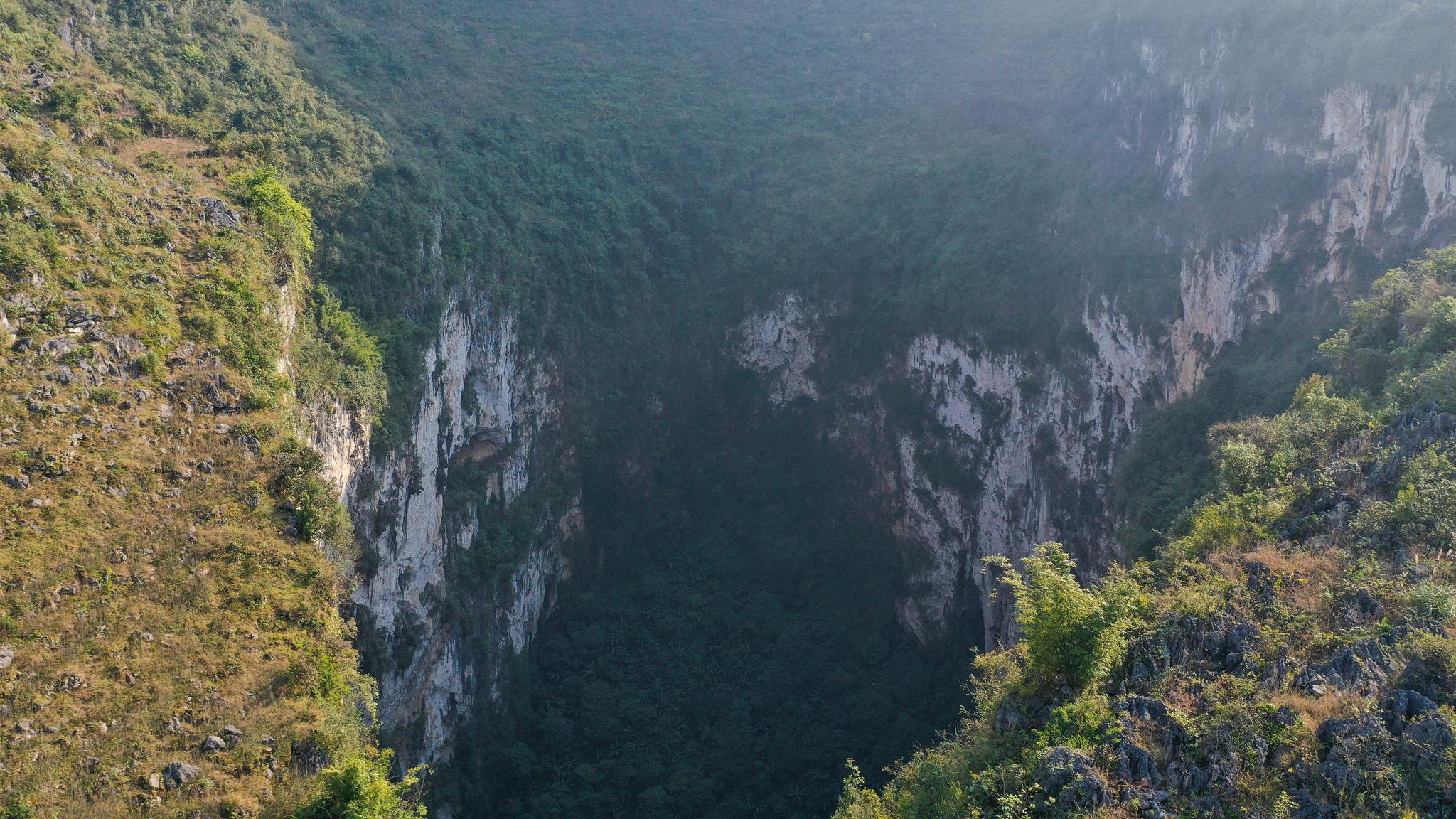 航拍喀斯特地貌天坑雄伟壮观,精美绝伦