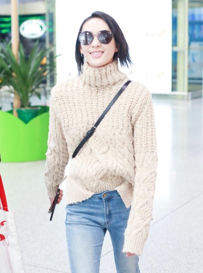 童瑶简约穿搭惹人注目 高领针织毛衣搭配紧身牛仔裤现身机场