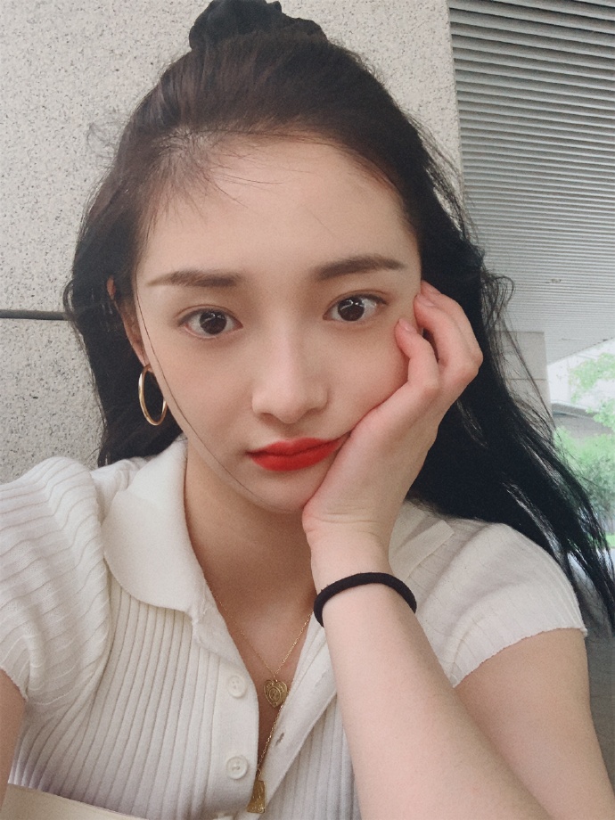 女明星周洁琼在广州拍摄迷人写真美照