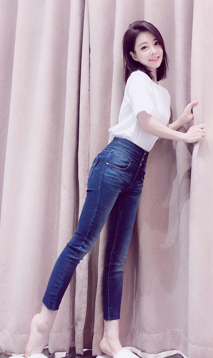 都知道冯提莫身材娇小,脸蛋精致,但谁曾想她能拍出