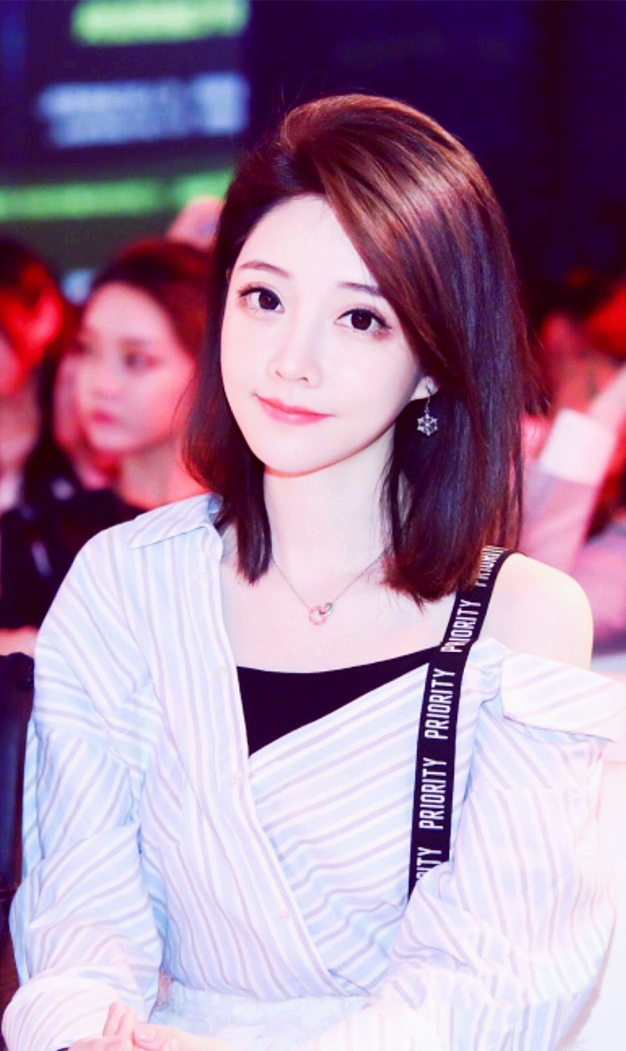 都知道冯提莫身材娇小,脸蛋精致,但谁曾想她能拍出