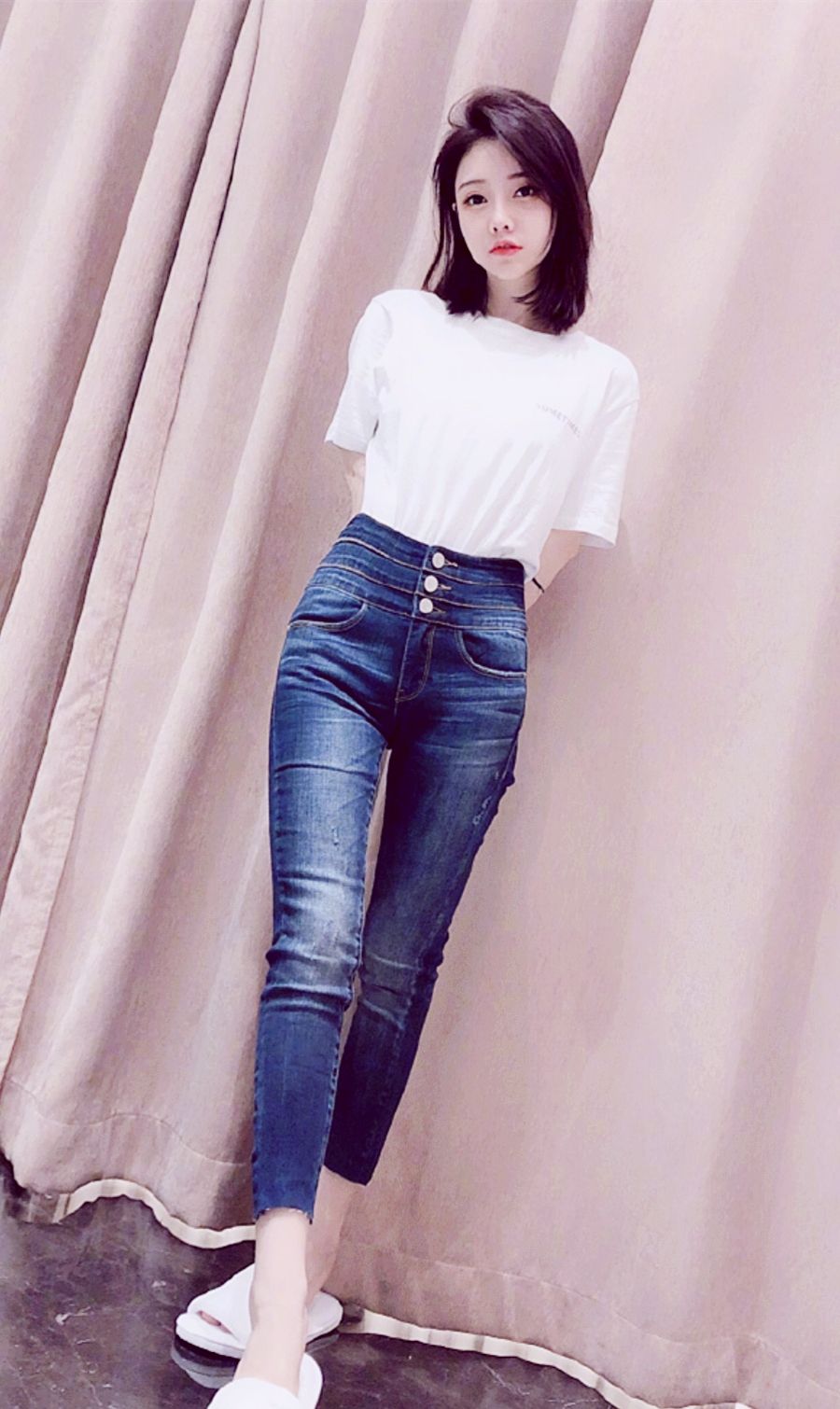 都知道冯提莫身材娇小,脸蛋精致,但谁曾想她能拍出