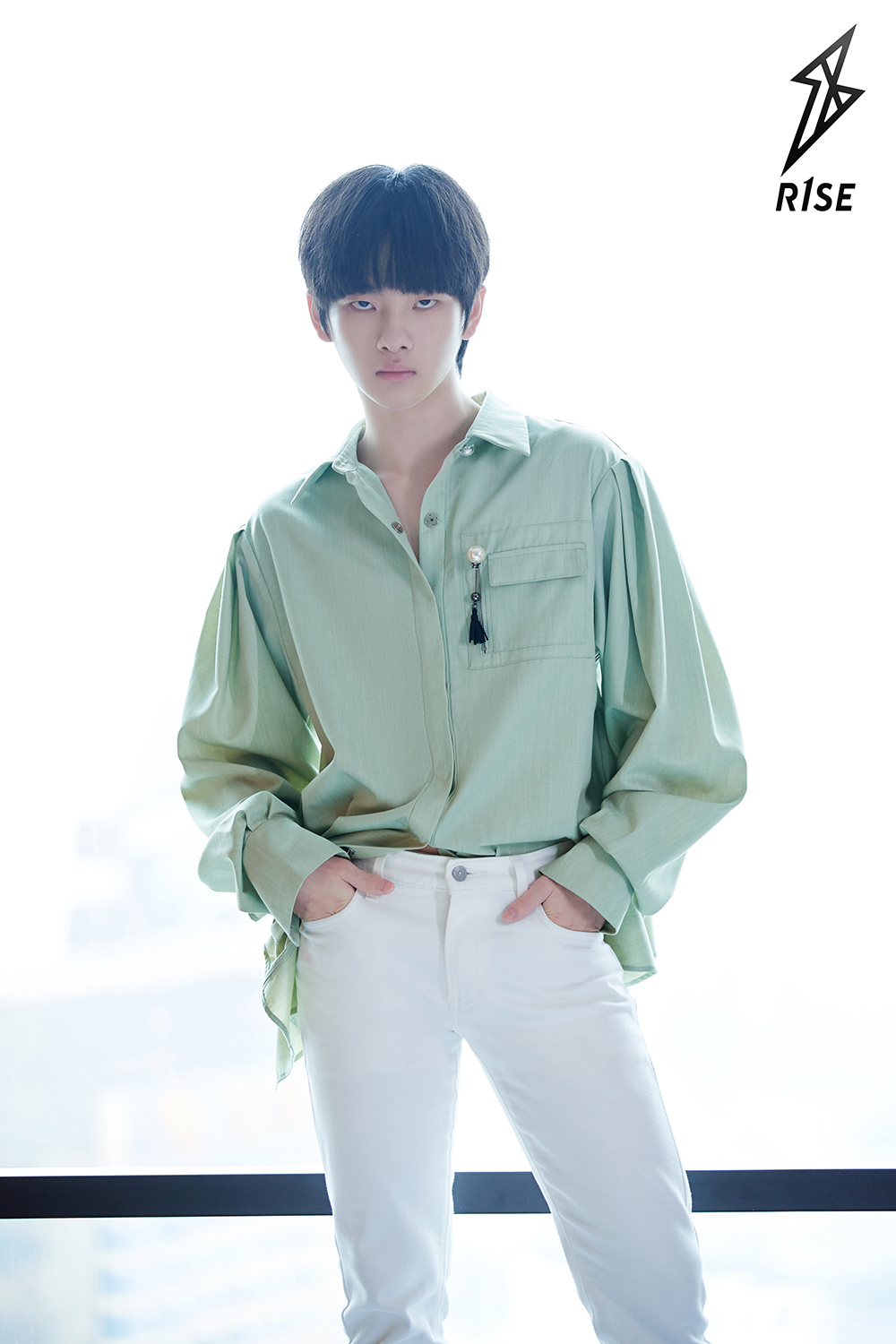 r1se队长周震南亮相品牌活动 潮范十足解锁初秋穿搭指南