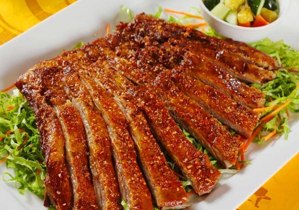 烤着吃,那么我们今天就换一种口味吃,炸一下,做香酥羊排