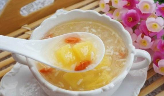 菠萝别再生吃了,酒店大厨教你新做法,美容效果比燕窝还要好