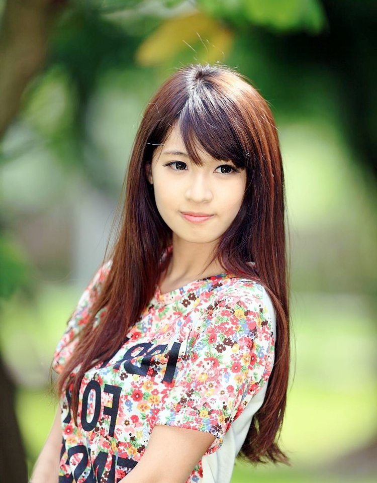 大光圈镜头下的长发可爱清秀姑娘