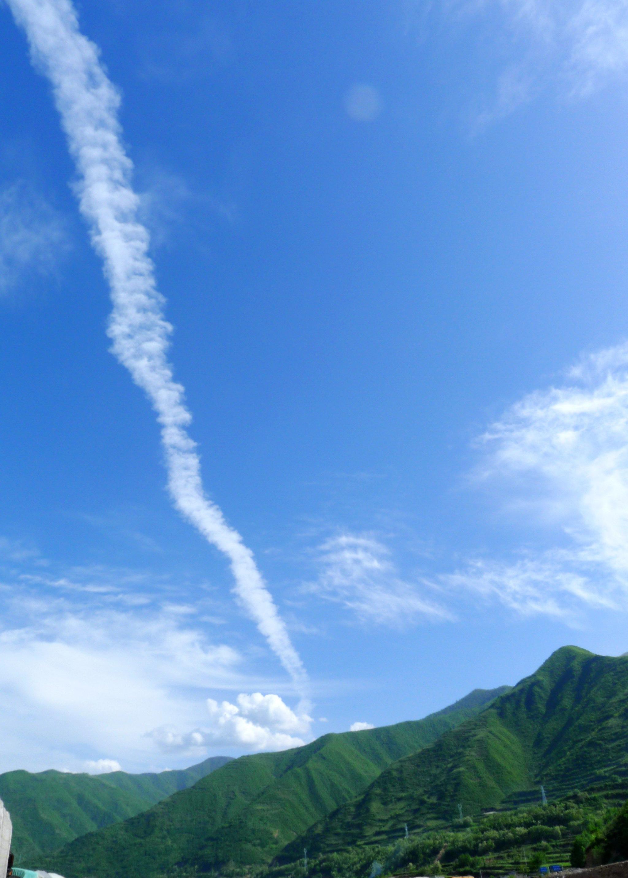 从高原一路而下,从春天走到夏天,风景与海拔一起在变