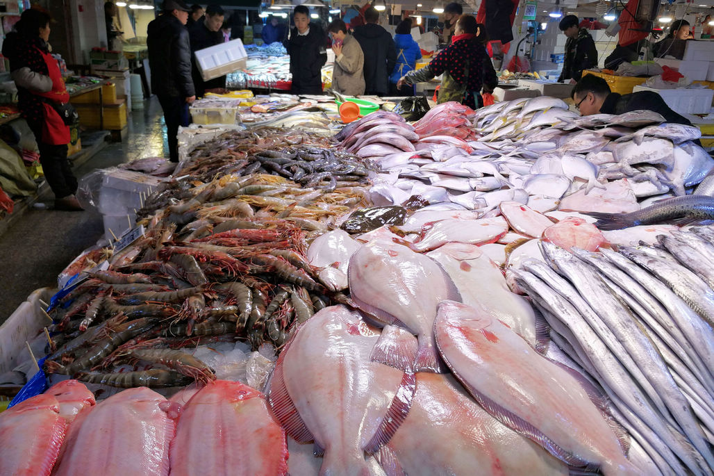 青岛海鲜市场年货海鲜堆成小山 市民批量购买海鲜就像不要钱