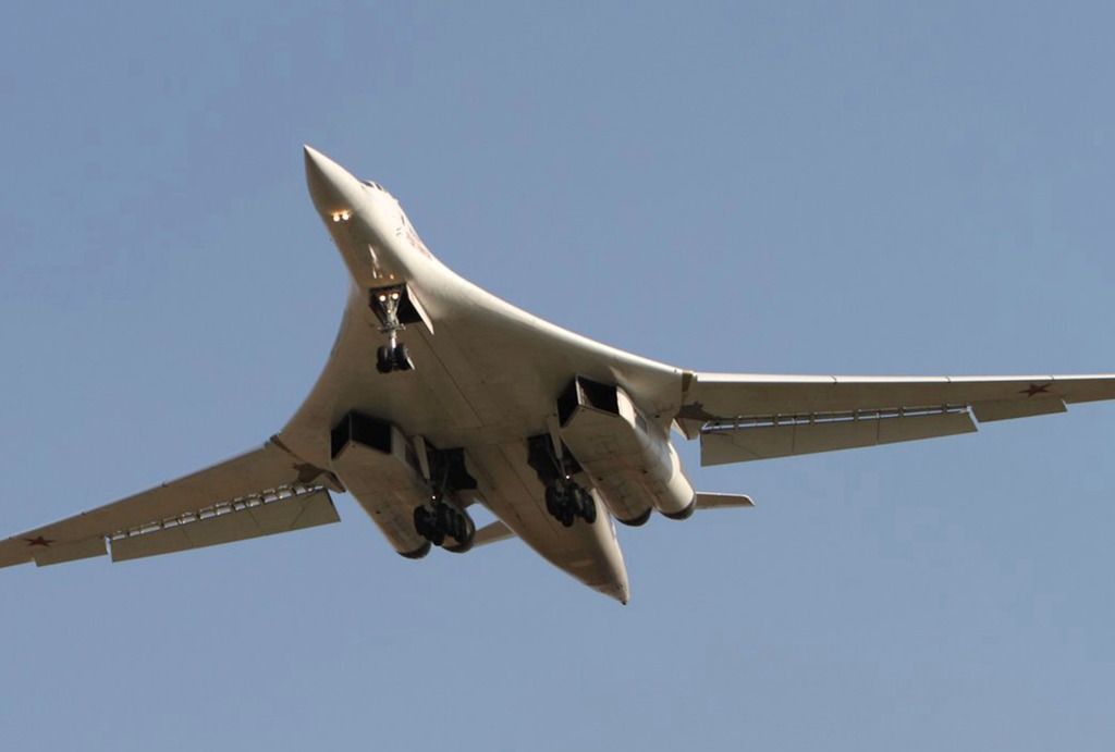 1 / 19 近日俄罗斯国防部宣布,俄空天军两架图-160远程战略轰炸机飞抵