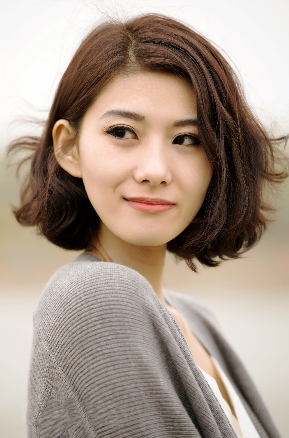 冬日阳光美景下的短发清秀女子