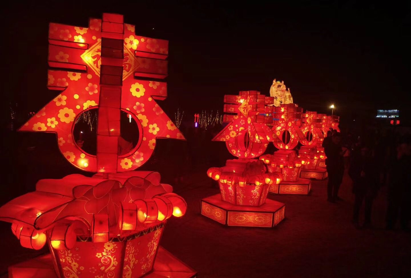 与时俱进元宵灯会不止有钢琴还有佩奇