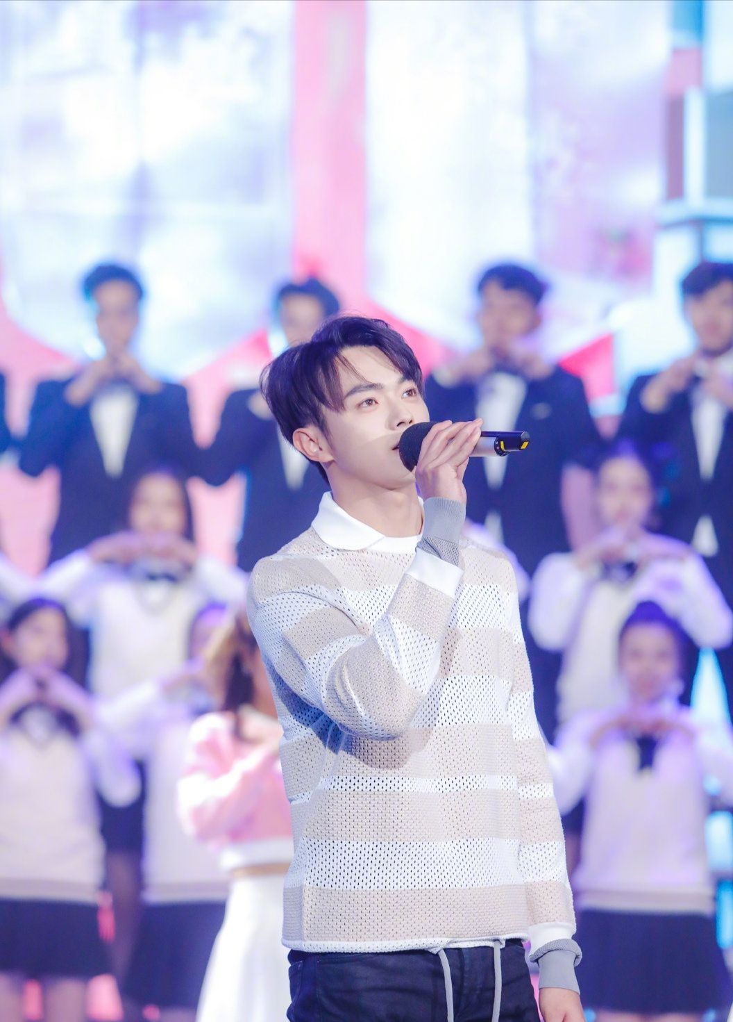 续跳舞之后再次被许凯唱歌逗笑了,小香猪不要面子的啊