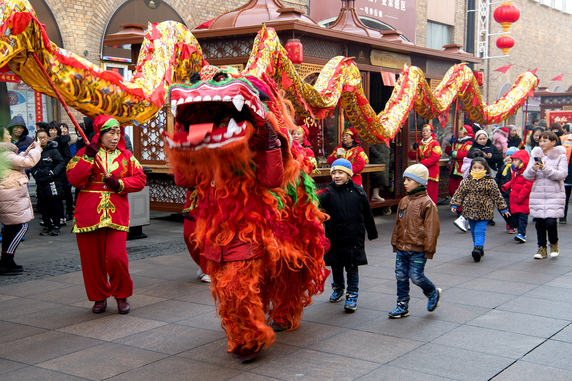 乌鲁木齐大巴扎步行街舞龙舞狮闹新春