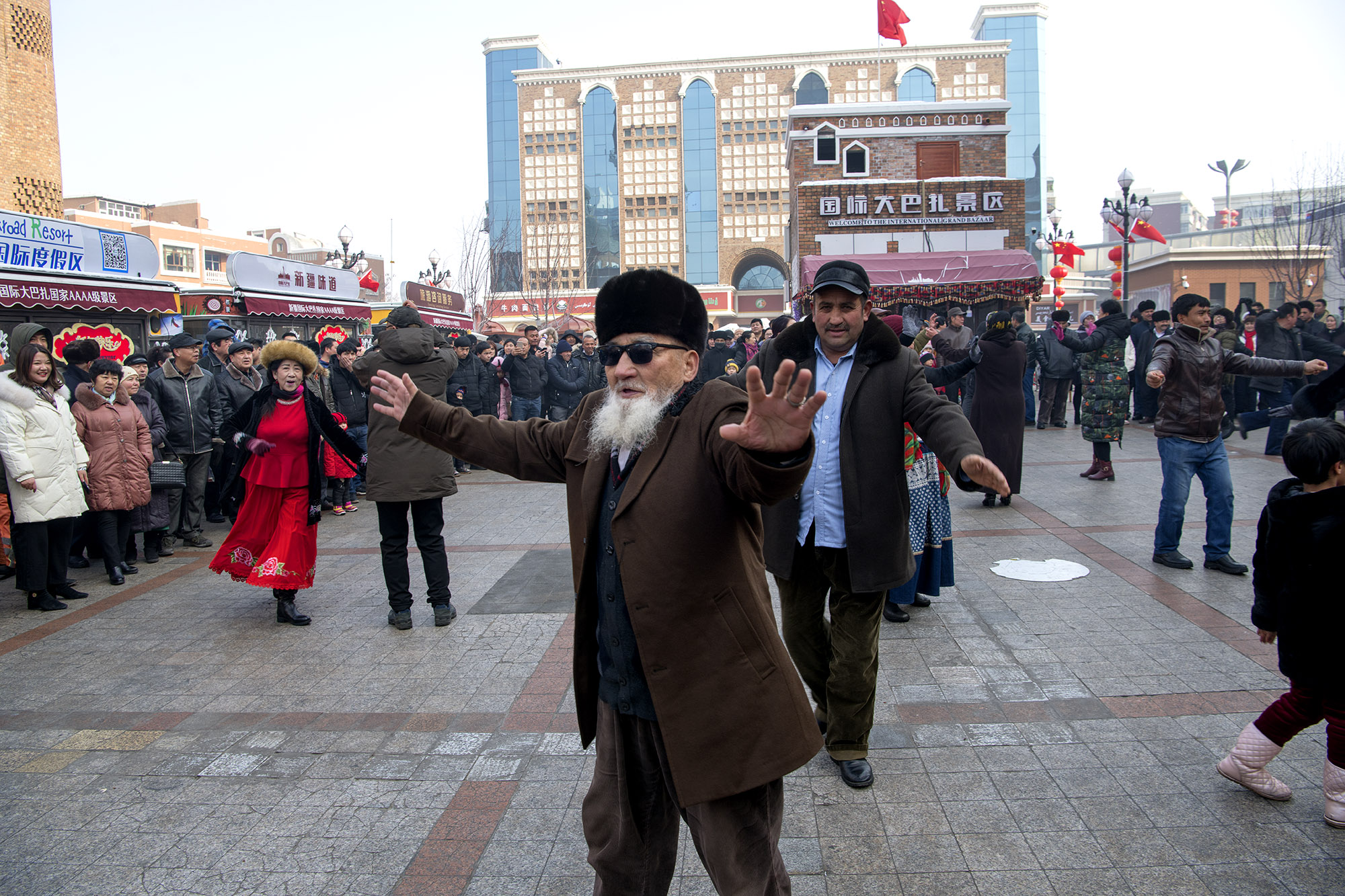 乌鲁木齐大巴扎步行街舞龙舞狮闹新春