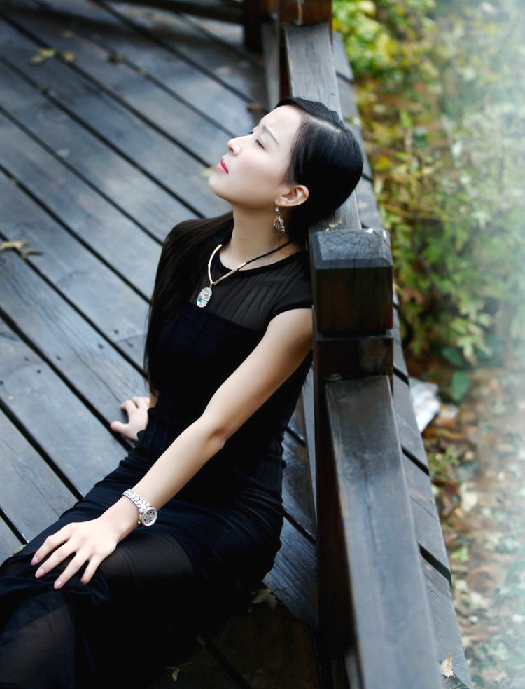 美景下那一个稳重气质艳丽的文雅女子