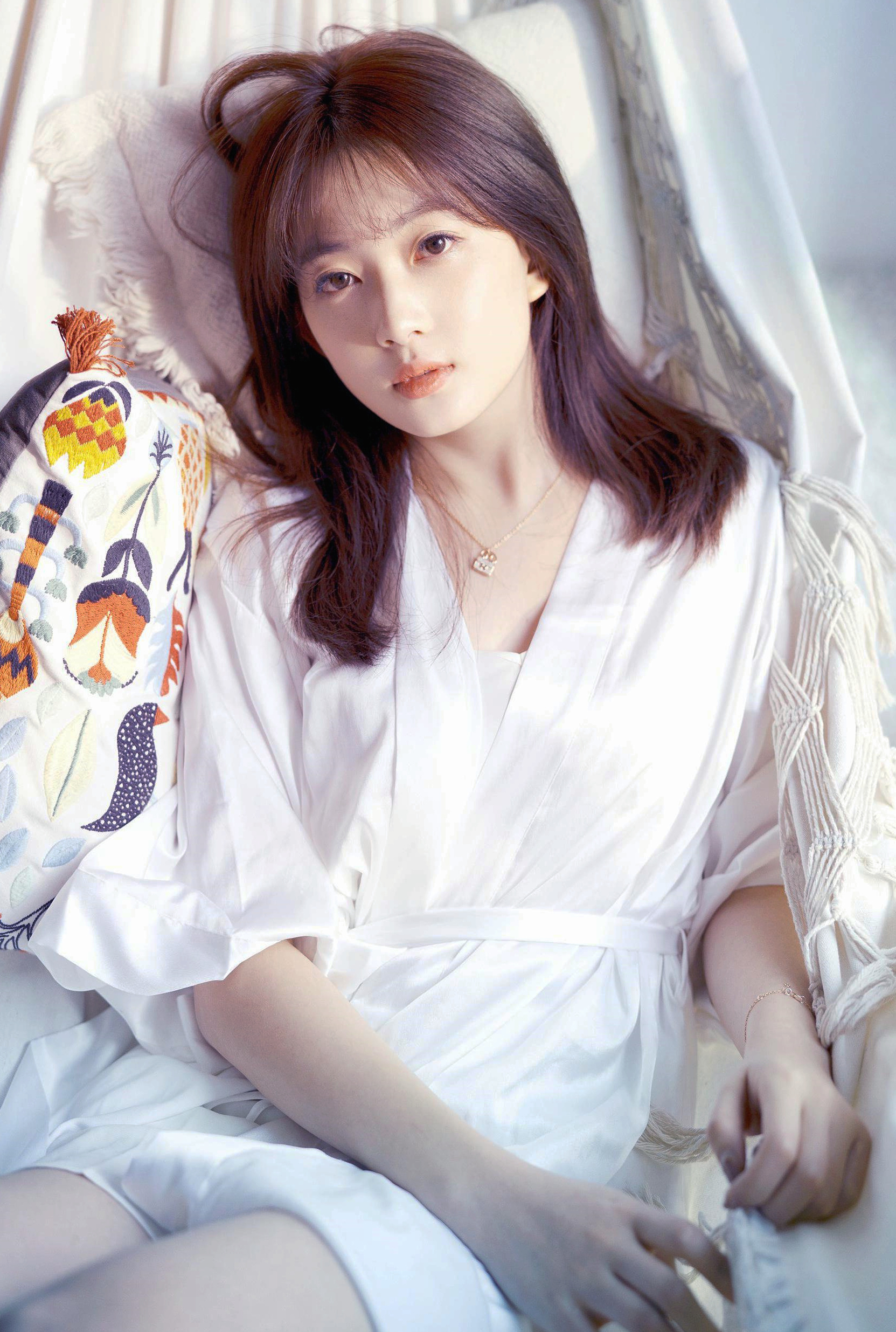 室内镜头下一个那青春艳丽的文静女子