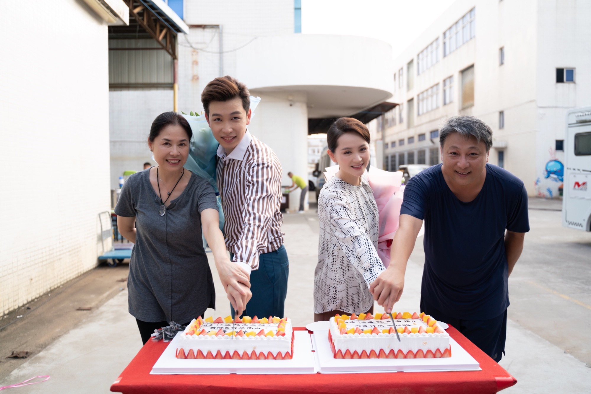 《这就是生活》杀青献歌 黄烁文"开口脆"|这就是