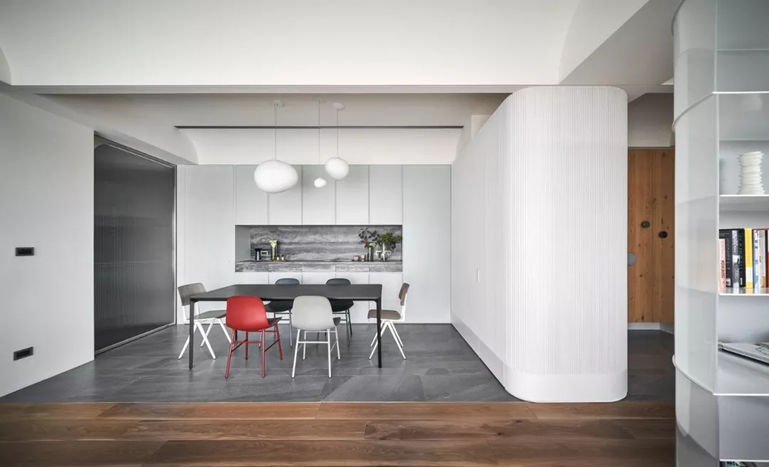 装修公司案例｜126㎡简约公寓装修设计，书架这么用，多出一间房