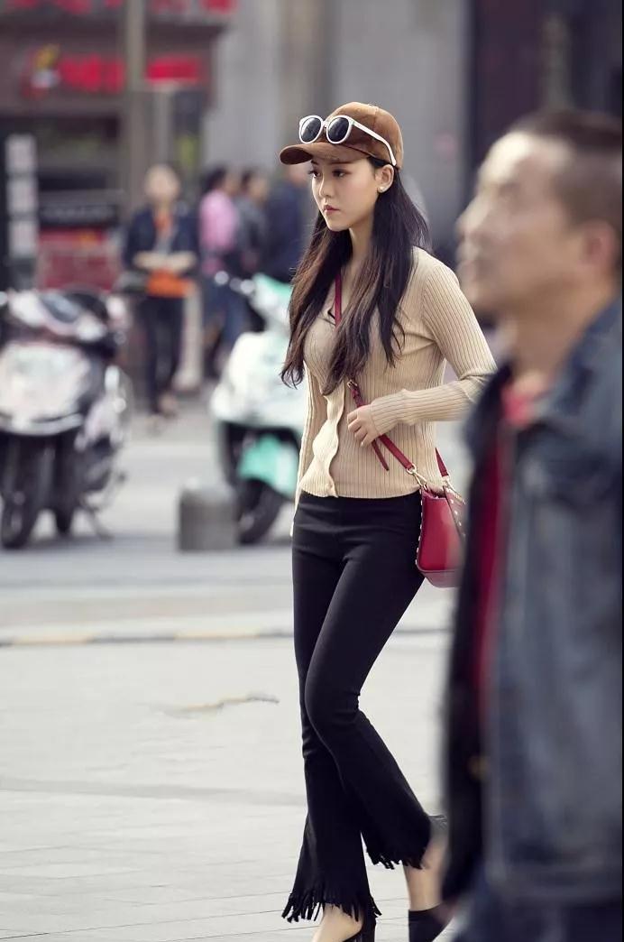街拍:重庆街头的性感美女,时尚靓丽,颜值衣品都很高哦