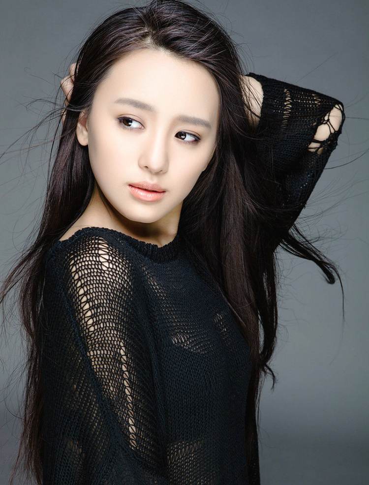 影棚镜头下那长发飘飘的黑衣美女子