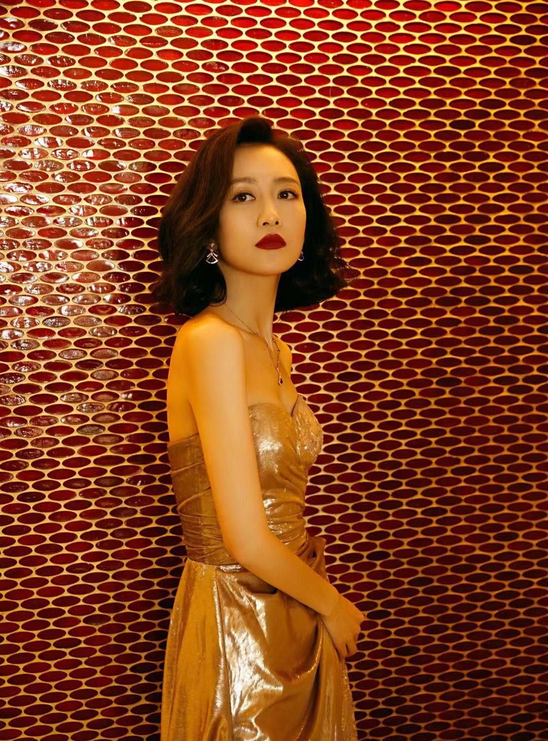 王鸥一袭玫瑰金抹胸高开叉礼服出席活动,蓬松短发微卷