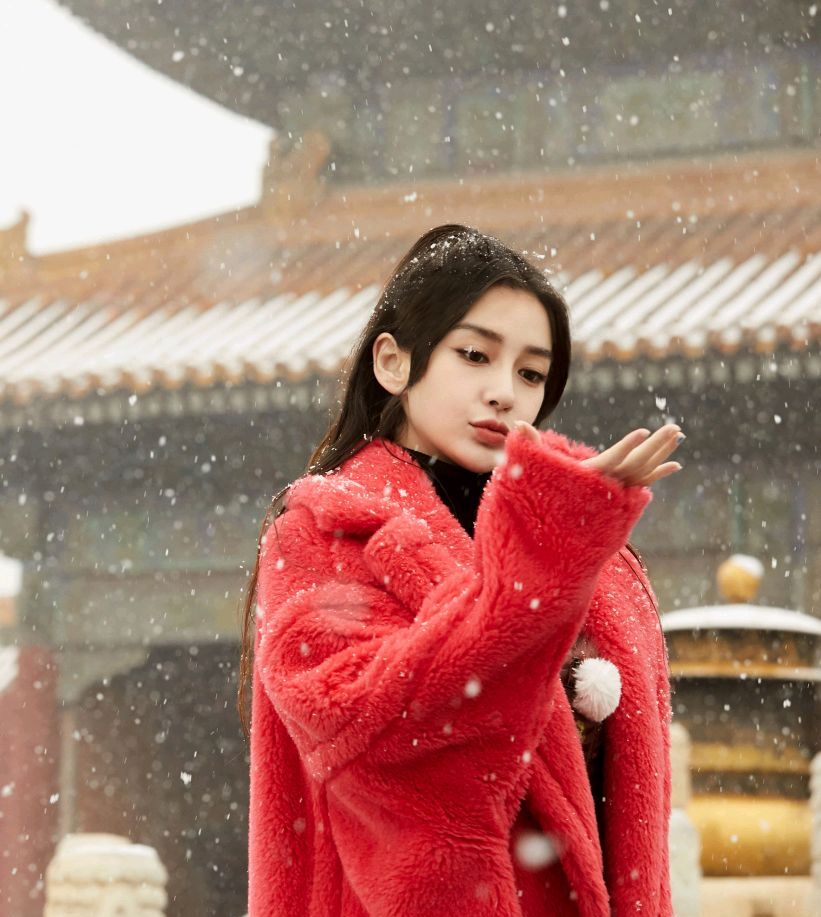 angelababy:大雪纷飞中精致美丽的红衣侠女