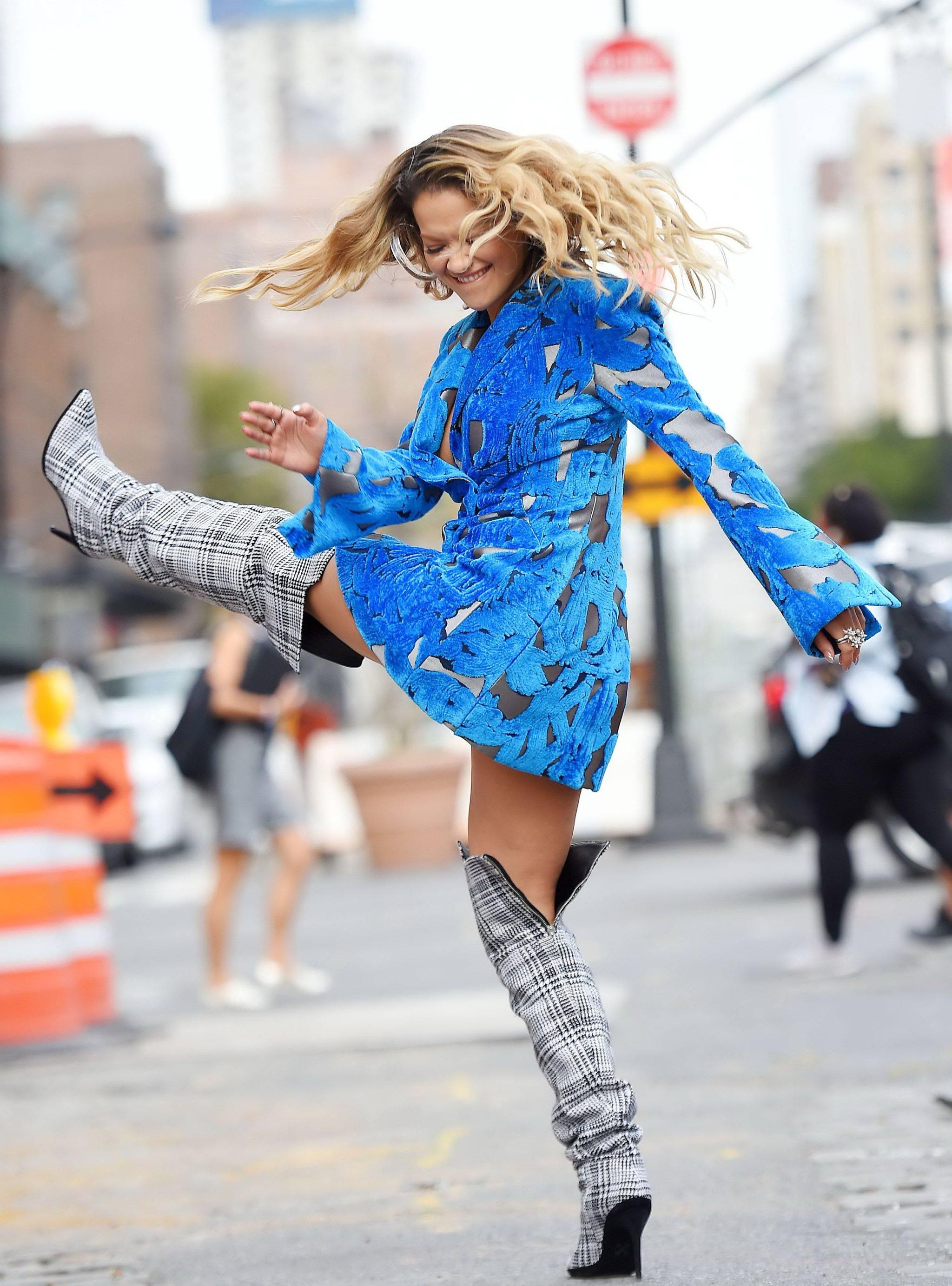 英国女歌手瑞塔奥拉街头搞怪拍大片