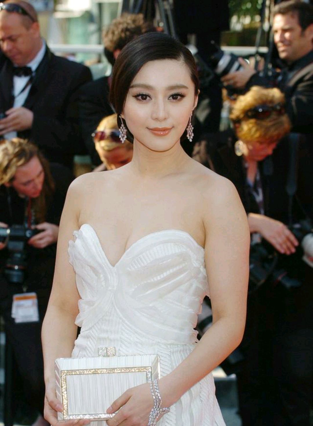 1 / 7 这张照片中,范冰冰身着白色抹胸裙,紧身的设计更能凸显出她柔美