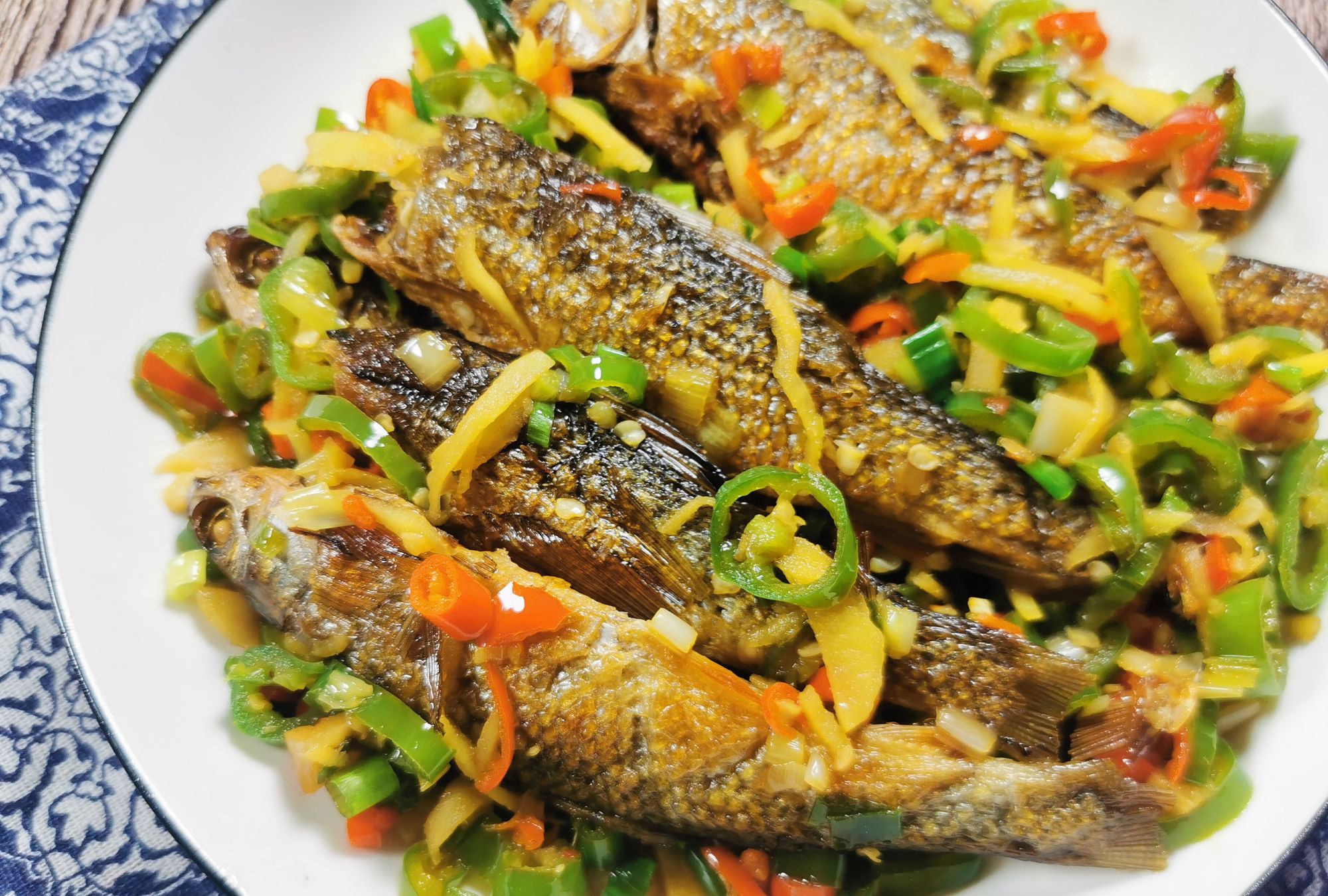 湖南人都喜欢吃的一道菜,这样做烟熏小鱼干,香辣美味,下酒必备_高清