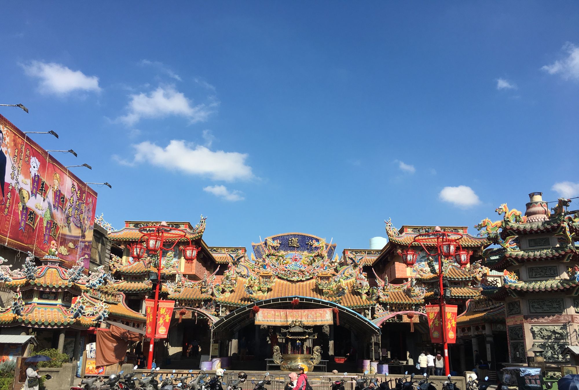 中国佛寺的布局:山门、天王殿、大雄宝殿,有法堂的都是大寺庙