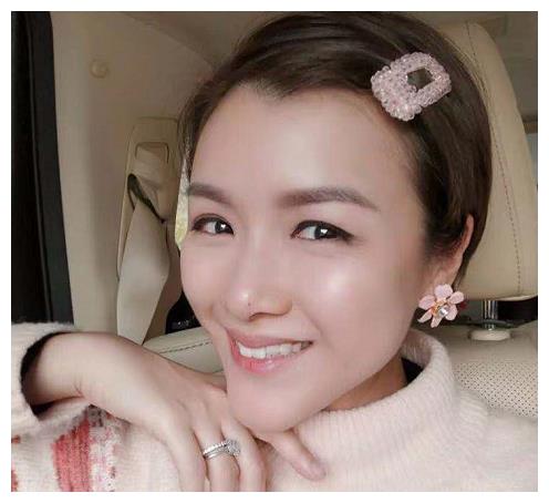 陈豪娇妻晒美照秀巨钻被指下巴太尖似蛇精她的回应显情商
