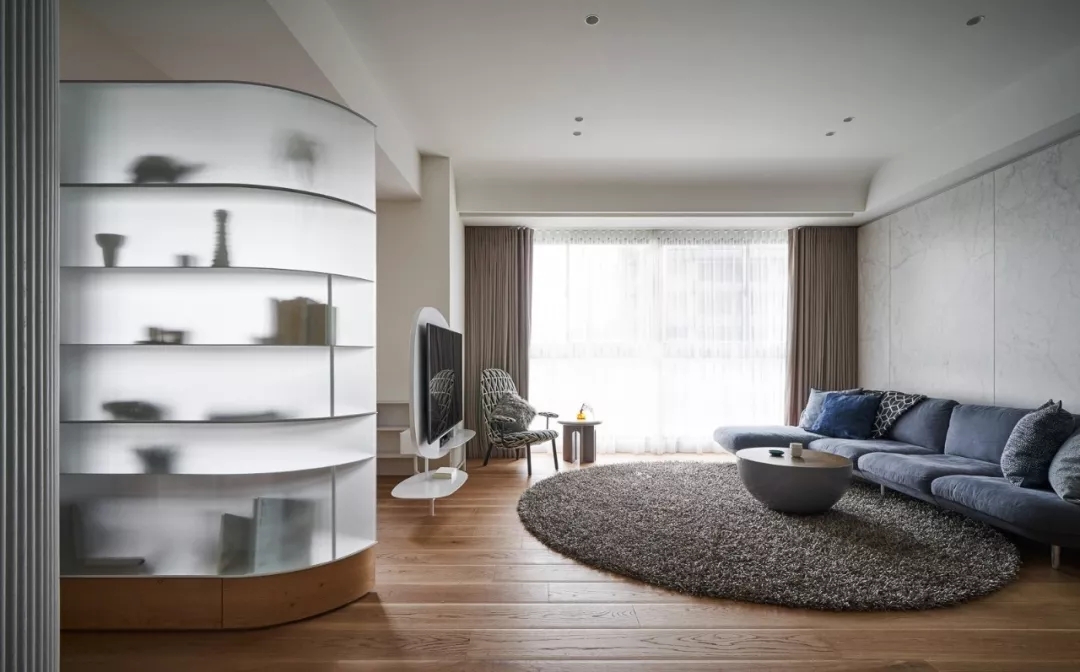 装修公司案例｜126㎡简约公寓装修设计，书架这么用，多出一间房