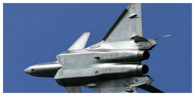 歼20肚子上的腹鳍是咋回事看似落后,实则暗藏玄机